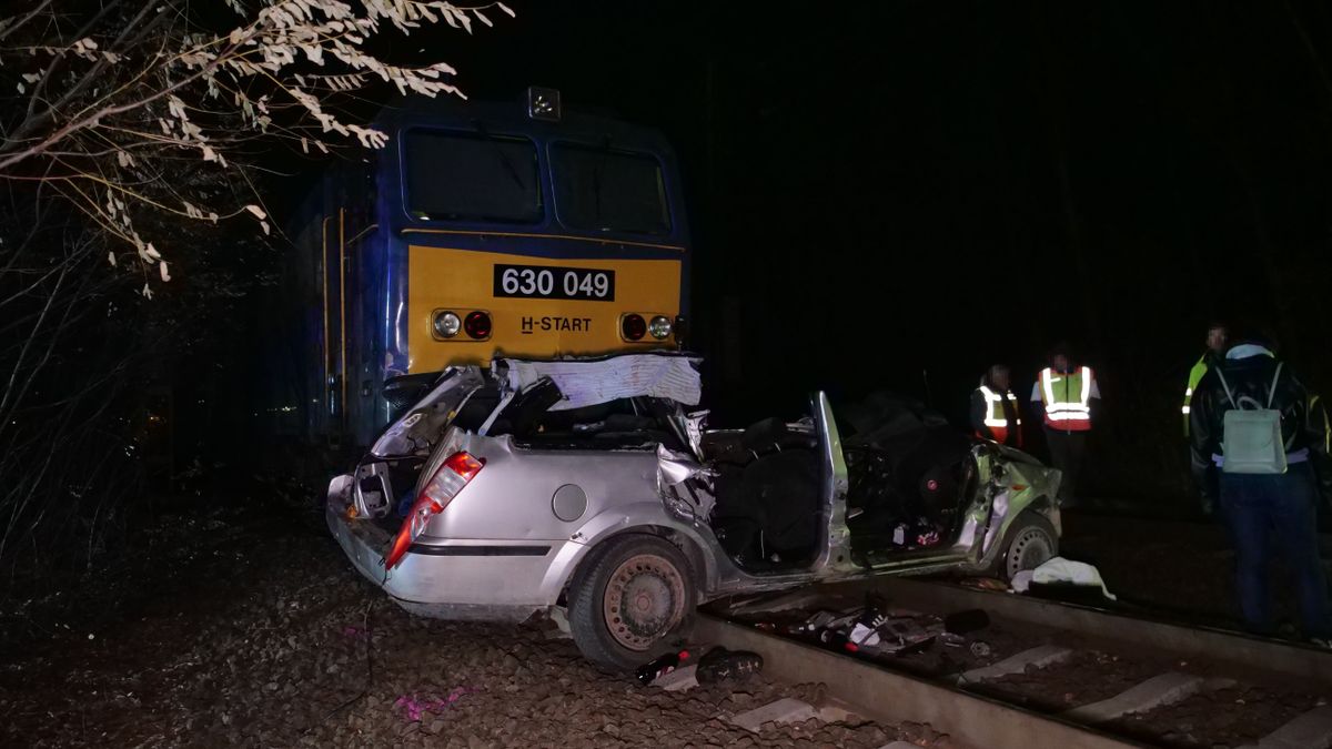 Kiderült, ki vezette az autót, amely vonat elé hajtott Szentmártonkátánál + fotó