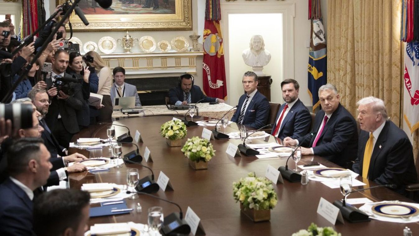 Miért ült Orbán Viktor az elnök és az alelnök között?