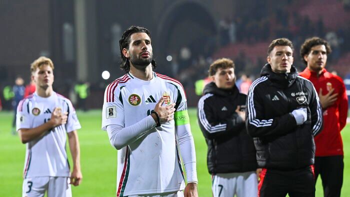 A magyar labdarúgó-válogatott játékosai a himnuszt éneklik, miután világbajnoki selejtező mérkőzésen 1-0-ra nyertek Örményország ellen Jerevánban