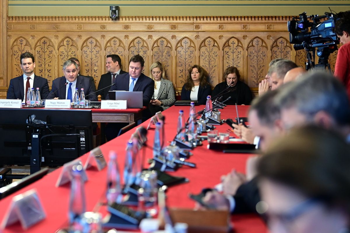 Budapest, 2025. november 27.
Nagy Márton nemzetgazdasági miniszter (k) éves meghallgatásán az Országgyűlés gazdasági bizottságának ülésén az Országház Apponyi Albert gróf termében 2025. november 27-én. Mellette jobbról Lóga Máté, a Nemzetgazdasági Minisztérium gazdaságfejlesztésért és iparért felelős államtitkára, balról Kisgergely Kornél államháztartásért felelős államtitkár.
MTI/Kovács Attila