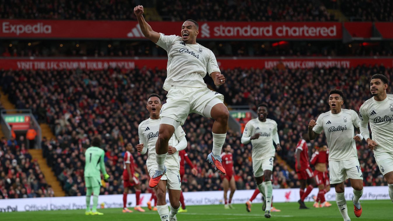 A Nottingham Forest védője a levegőben, Murillo góljával vezetnek a vendégek a Liverpool ellen