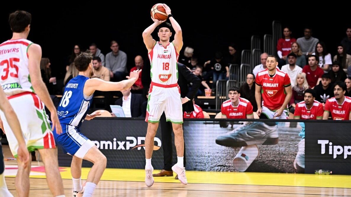 Lukács Norbert dobásásáért szurkolnak a magyar válogatott játékosai. 