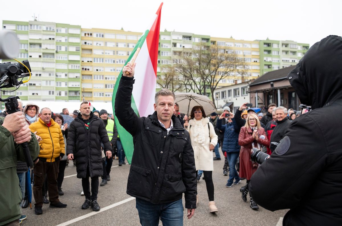 Nyíregyháza, 2025. november 29.
Magyar Péter, a Tisza Párt elnöke (k) a párt országjárásának nyíregyházi állomásán a Búza téren 2025. november 29-én.
MTI/Balázs Attila