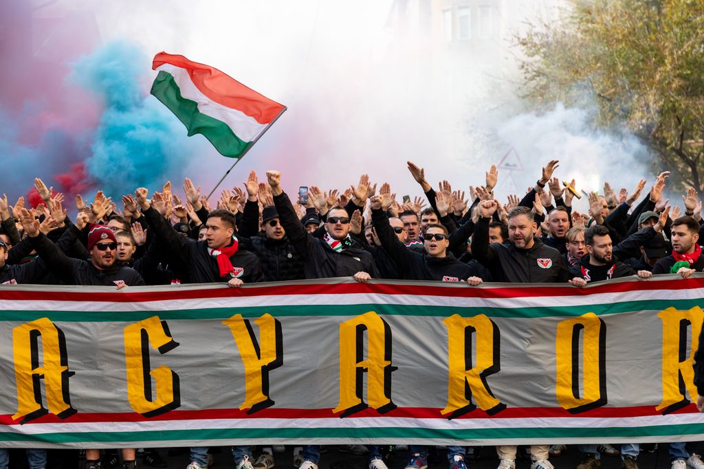 A magyar szurkolók vonulása a Magyarország-Írország vb-selejtezőre 