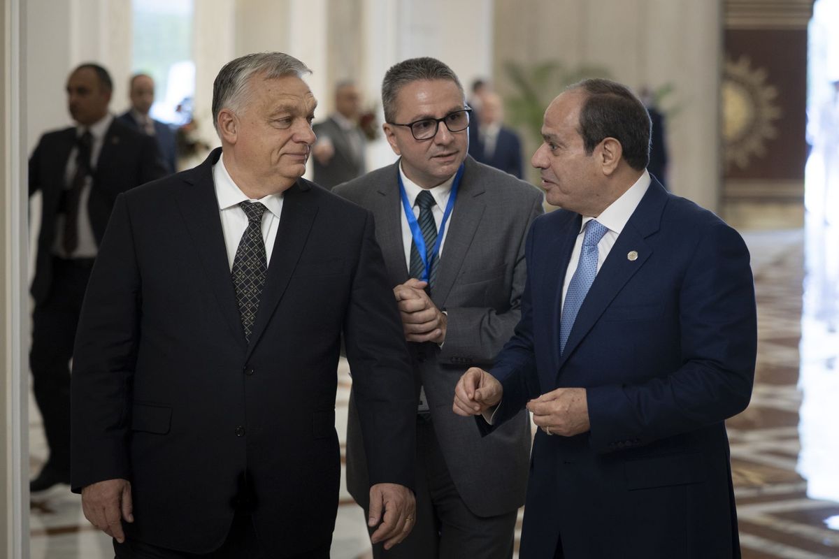 A Miniszterelnöki Kommunikációs Főosztály által közreadott képen Orbán Viktor miniszterelnököt (b) fogadja Abd el-Fattáh esz-Szíszi egyiptomi elnök (j) Kairóban 2025. november 2-án Fotó: MTI/Miniszterelnöki Kommunikációs Főosztály/Fischer Zoltán