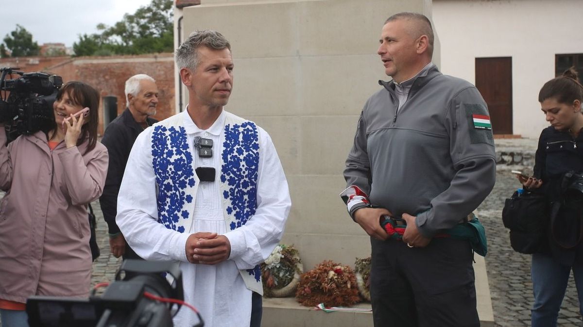 20250524 Nagyvárad
Lezárult Magyar Péter a Tisza Párt elnökének 10 napos zarándokútja, amely május 14-én indult a budapesti Szent István Bazilika elől, és május 24-én ért véget a romániai Nagyváradon.
fotó: Havran Zoltán (HZ)
MW
képen: Ruszin-Szendi Romulusz volt honvéd vezérkari főnök és a Tisza mostani szakpolitikusa