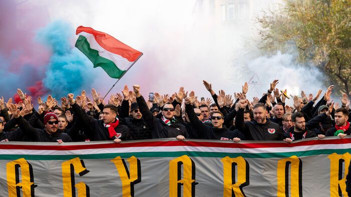 A magyar szurkolók vonulása a Magyarország-Írország vb-selejtezőre