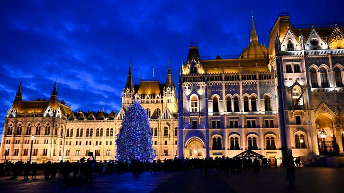 Advent - Felkapcsolták a fényfüzért az ország karácsonyfáján