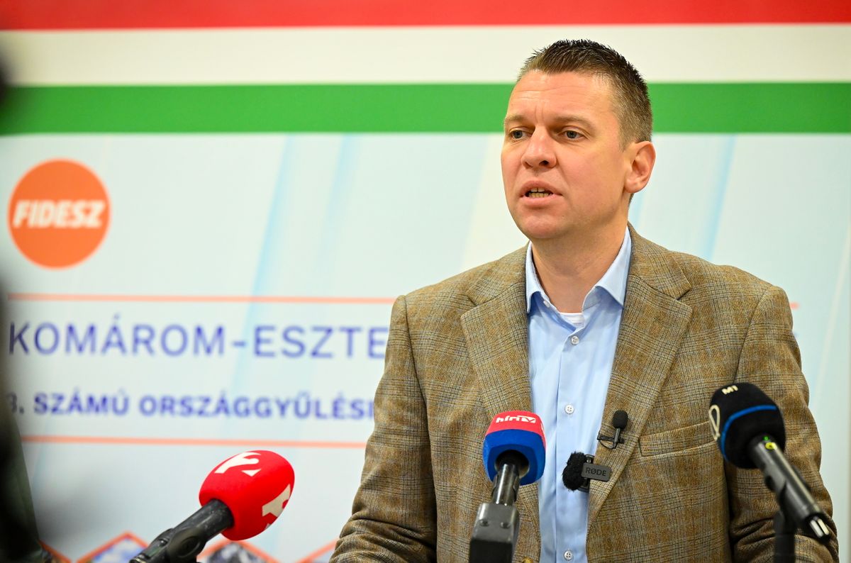 Kisbér, 2025. november 19.
Menczer Tamás, a Fidesz-KDNP kommunikációs igazgatója sajtótájékoztatót tart a kormánypártok országjárásának fóruma előtt a kisbéri Wass Albert Művelődési Ház és Városi Könyvtárban 2025. november 19-én.
MTI/Krizsán Csaba