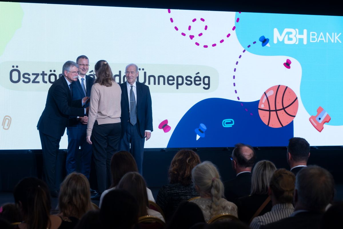 Budapest, 2025. november 11.
Kövér László, a Nemzetközi Gyermekmentő Szolgálat Magyar Egyesület elnöke, az Országgyűlés elnöke, Egerszegi Ádám, az MBH Bank digitalizációért és operációért felelős vezérigazgató-helyettese és Edvi Péter, a Nemzetközi Gyermekmentő Szolgálat alapító elnöke (b-j) ösztöndíjat ad át az MBH Bank és a Nemzetközi Gyermekmentő Szolgálat ösztöndíjátadó ünnepségén az MBH Bank budapesti székházában 2025. november 11-én. A szolgálat, az MBH, a Waberer's International és más mecénások támogatásával 160 hátrányos helyzetű tehetséges gyermek részesül ösztöndíjban.
MTI/Kocsis Zoltán