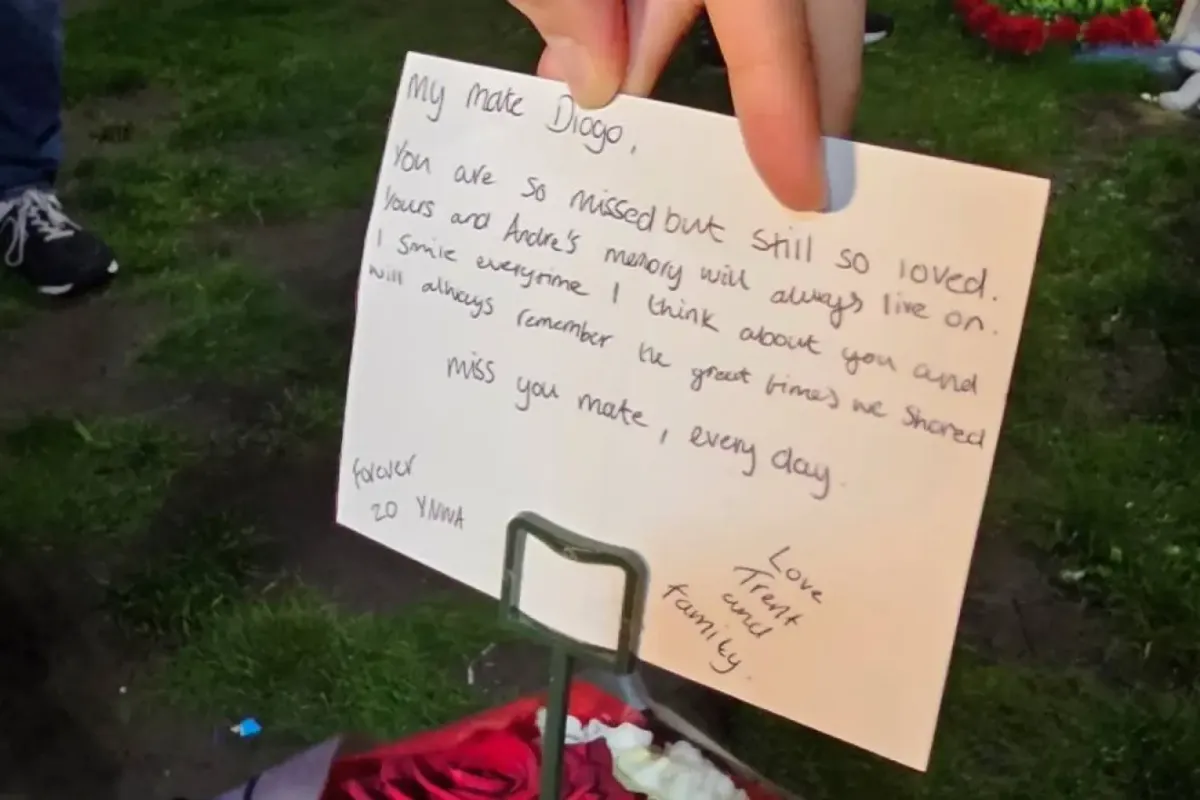 Trent Alexander-Arnold Diogo Jota nevére címzett evele. A Real Madrid küldöttsége lerótta kegyeletét az elhunyt portugál futballista emléke előtt az Anfielden