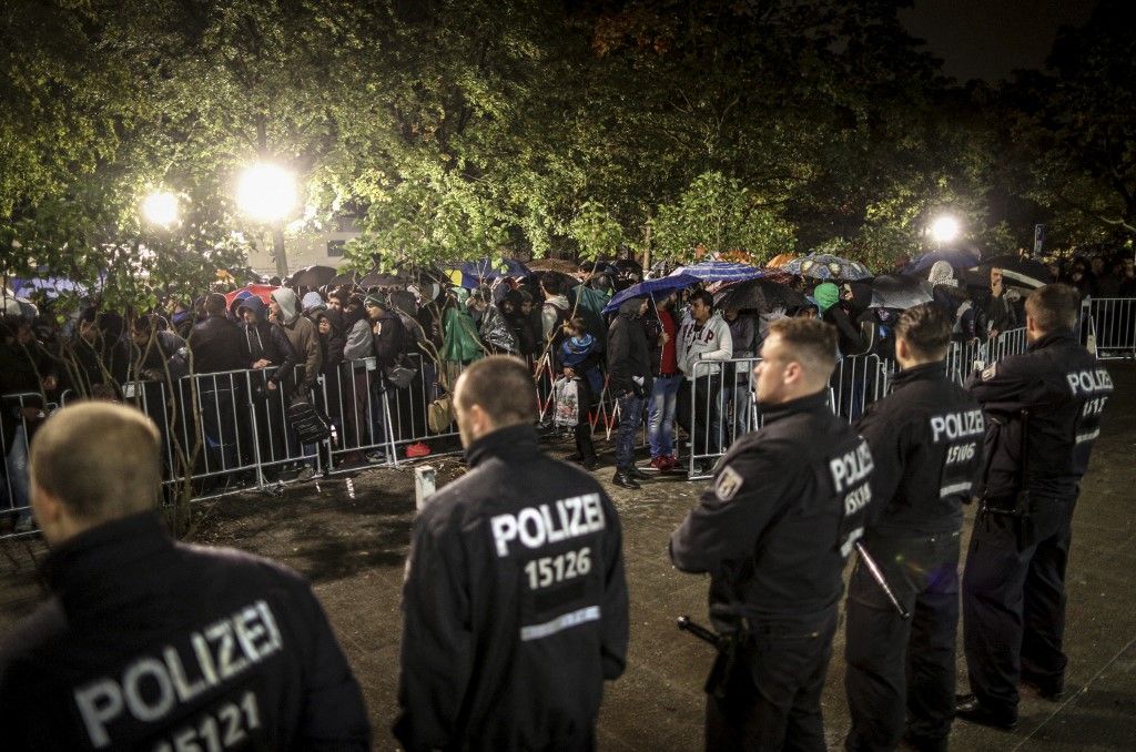 Így tűrik a német rendőrök a gyalázkodó migránsokat