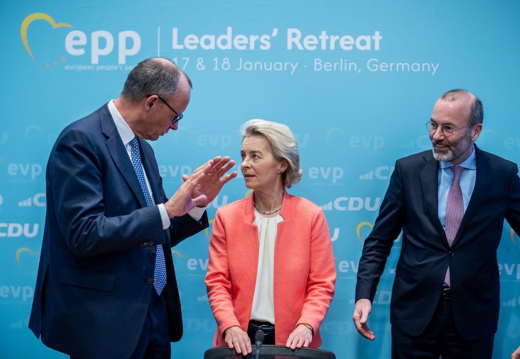 17 January 2025, Berlin: Friedrich Merz (l-r), CDU Federal Chairman and Chairman of the CDU/CSU parliamentary group, speaks with Ursula von der Leyen, President of the EU Commission, next to Manfred Weber (CSU), EPP Group Chairman in the European Parliament, before a CDU retreat with heads of state and government of the European People's Party (EPP). Photo: Michael Kappeler/dpa (Photo by MICHAEL KAPPELER / dpa Picture-Alliance via AFP)