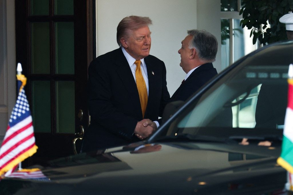 Donald Trump amerikai elnök köszönti Orbán Viktort, Magyarország miniszterelnökét a washingtoni Fehér Házban, 2025. november 7-én