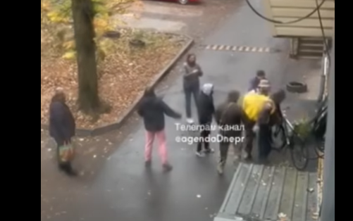 Futárt hurcolnak el az ukrán kényszersorozók Dnyipropetrovszk utcjáról (Forrás: Facebook)