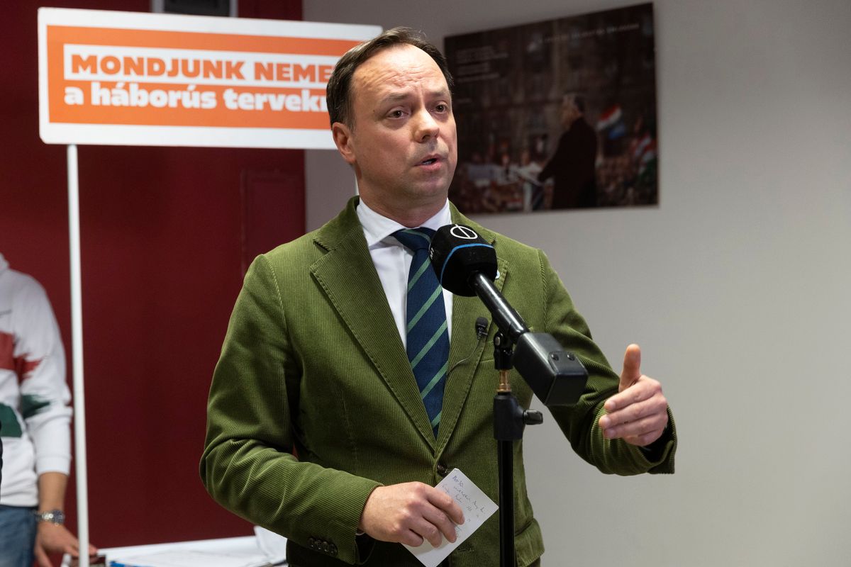 Budapest, 2025. november 24.
Nyitrai Zsolt kiemelt társadalompolitikai ügyekért felelős miniszterelnöki biztos a kormánypártok háborúellenes aláírásgyűjtésén a II. kerületi Keleti Károly utcai Fidesz irodában 2025. november 24-én.
MTI/Kocsis Zoltán