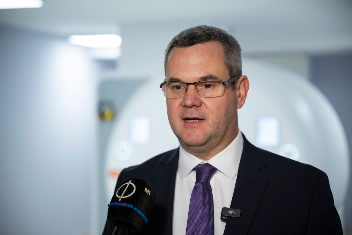 Budapest, 2025. november 24.
Takács Péter, a Belügyminisztérium egészségügyi államtitkára az Országos Diagnosztikai Gyorsító Program keretében modernizált MRI-berendezésről tartott sajtótájékoztatón a fővárosi Uzsoki Utcai Kórházban 2025. november 24-én.
MTI/Bodnár Boglárka