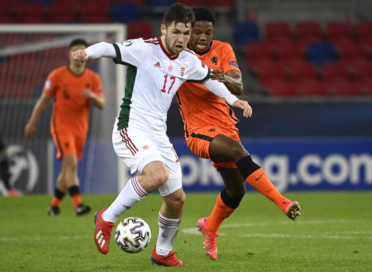 Székesfehérvár, 2021. március 30.
Bárány Donát (b) és a holland Tyrell Malacia a férfi labdarúgó U21-es Európa-bajnokság harmadik csoportkörében, az A csoportban játszott Magyarország-Hollandia mérkőzésen a MOL Sóstói Stadionban 2021. március 30-án.
MTI/Kovács Tamás