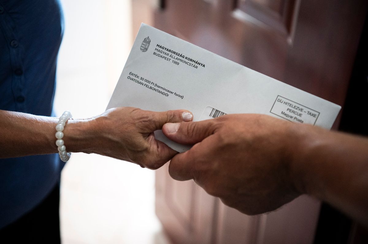 Budapest, 2025. szeptember 1.
A Magyar Posta munkatársa kézbesíti egy nyudíjasnak a 30 ezer forintos élelmiszer-utalványt a fővárosban, a XIII. kerületi Gidófalvy Lajos utca egyik társasházában 2025. szeptember 1-jén. A postások szeptember 1-je és október 15-e között kézbesítik az utalványokat, melyeket december 31-ig lehet felhasználni hideg élelmiszer vásárlására. Az utalványra jogosultak a nyugdíjasok és más nyugdíjszerű ellátásban részesülők.
MTI/Bodnár Boglárka