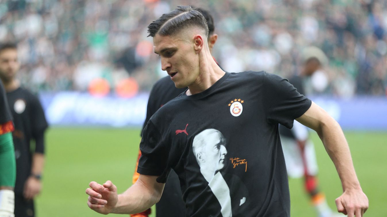 Sallai Rolandot percekig ápolták a Galatasaray mérkőzésén