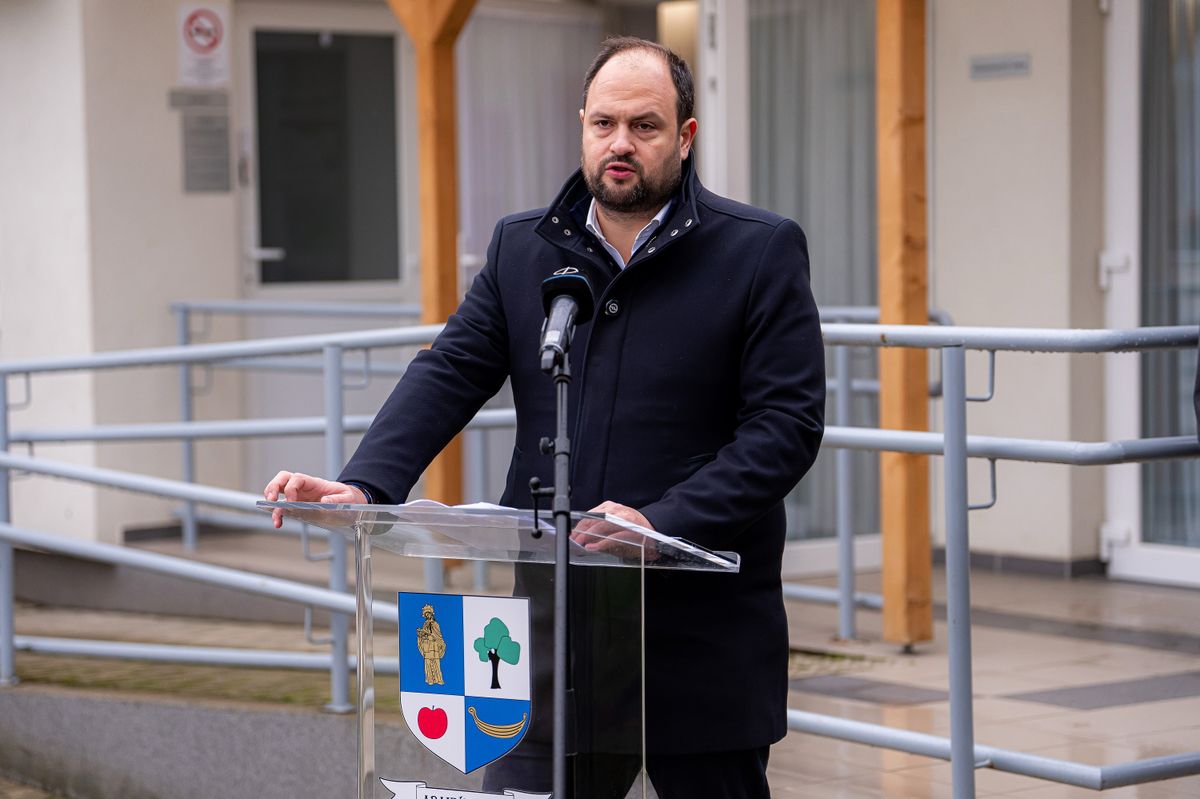 Aranyosapáti, 2025. november 25.
Nacsa Lőrinc, a Miniszterelnökség nemzetpolitikáért felelős államtitkára beszédet mond a Szovjetunióba hurcolt magyar politikai rabok és kényszermunkások emléknapja alkalmából tartott ünnepségen és szoboravatón Aranyosapátiban 2025. november 25-én.
MTI/Derencsényi István