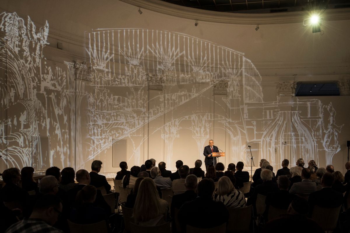 Budapest, 2025. november 20.
A Miniszterelnöki Kommunikációs Főosztály által közreadott képen Orbán Viktor miniszterelnök beszédet mond az Angyalok és építészek - Makovecz Imre 90 című kiállítás megnyitóján a Műcsarnokban 2025. november 20-án.
MTI/Miniszterelnöki Kommunikációs Főosztály/Kaiser Ákos