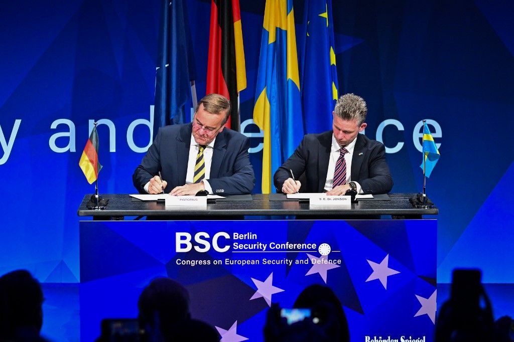 18 November 2025, Berlin: Boris Pistorius (SPD, l), Federal Minister of Defense, and Pal Jonson, Minister of Defense of Sweden, sign a declaration of intent for cooperation during the Berlin Security Conference 2025. The meeting focuses on strengthening defense capabilities, deterrence and arms production. Photo: Sebastian Christoph Gollnow/dpa (Photo by Sebastian Gollnow / dpa Picture-Alliance via AFP)