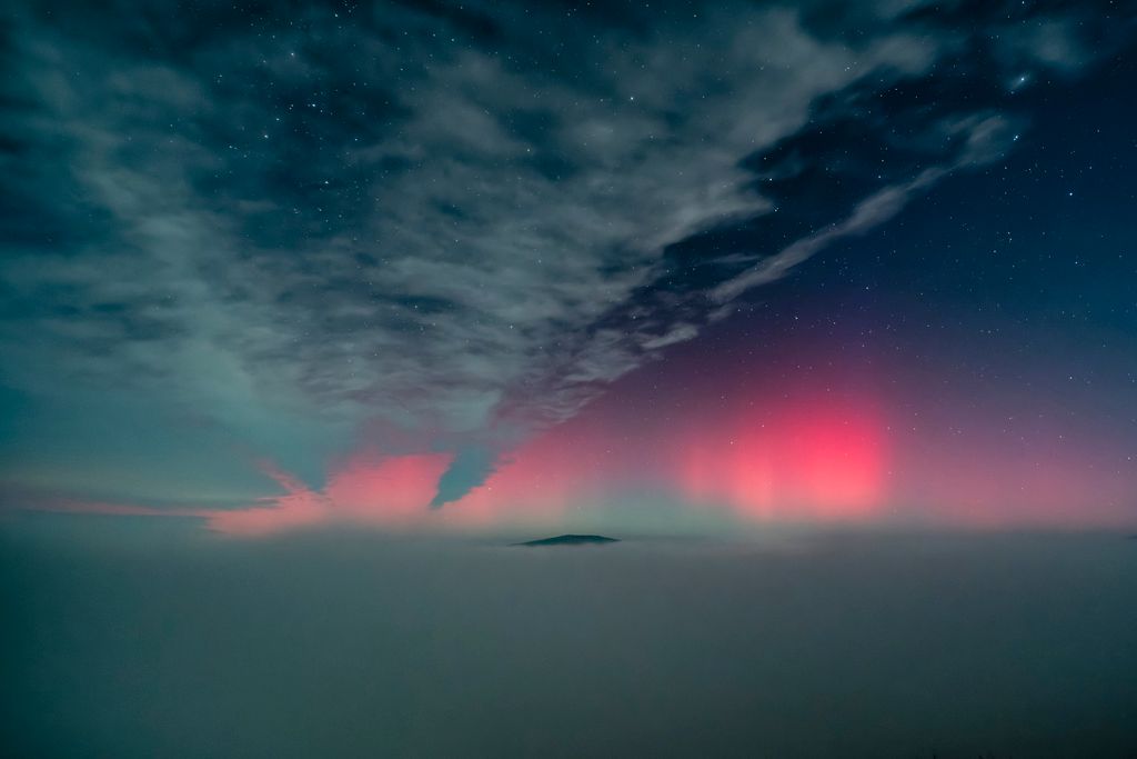 Magyarország - Sarki fény (aurora borealis) látszik az északi égbolton Salgótarján közelében