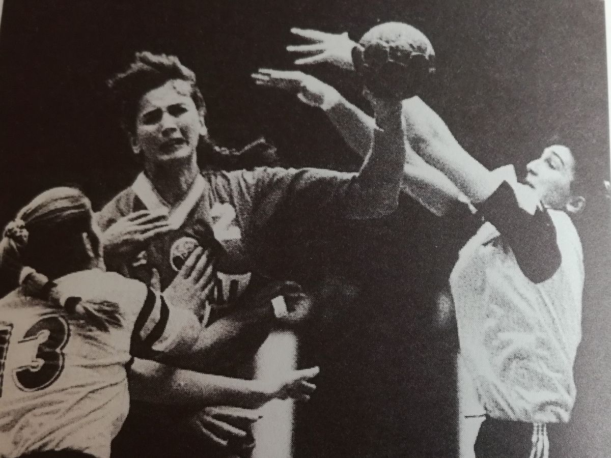 Tóthné Szabó Melinda (szemben), aki az 1993-as női kézilabda vb-n a magyar csapat egyik legjobbja volt