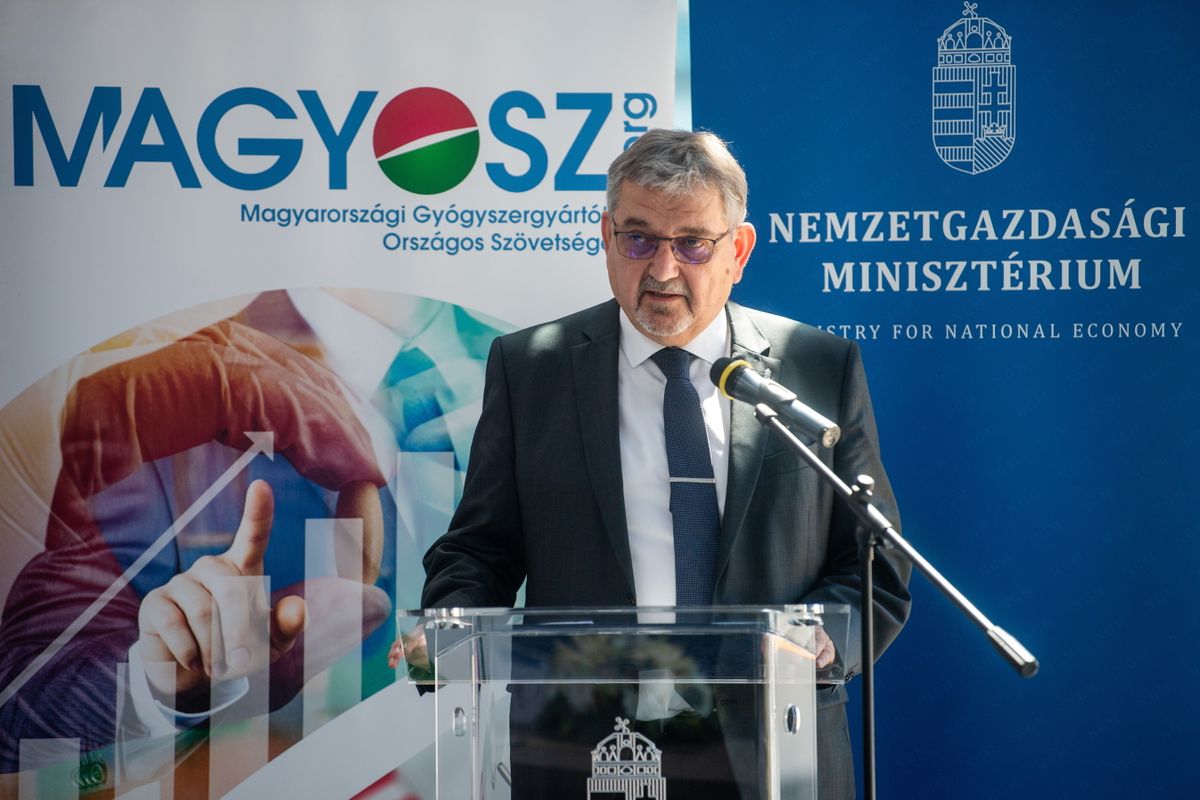 Budapest, 2024. május 28.
Greskovits Dávid, a Magyarországi Gyógyszergyártók Országos Szövetségének elnöke beszédet mond a Nemzetgazdasági Minisztérium és a szövetség együttműködési megállapodásának aláírásán a Nemzetgazdasági Minisztériumban 2024. május 28-án.
MTI/Balogh Zoltán