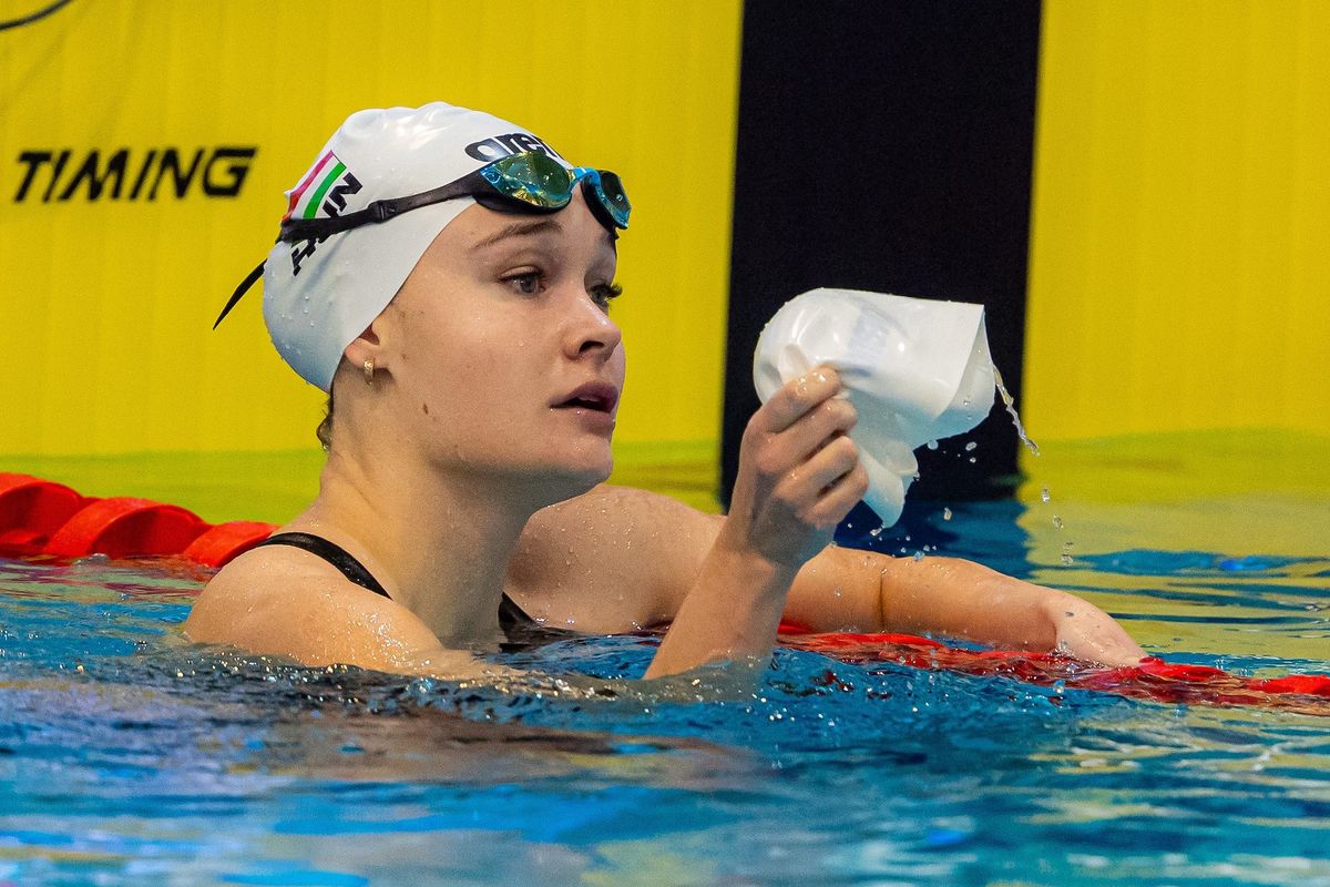 Kertész Boróka 15 évesen lett bajnok a 200 méteres pillangóúszásban. Hosszú Katinka e számban a sikerek mellett kételyeket is ébresztett