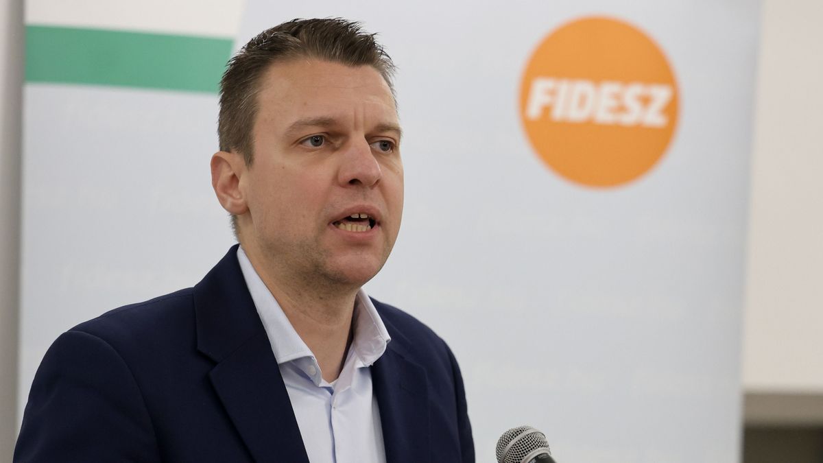 Sajószentpéter, 2025. november 12.
Menczer Tamás, a Fidesz-KDNP kommunikációs igazgatója a kormánypártok országjárásának sajószentpéteri fóruma előtt tartott sajtótájékoztatón 2025. november 12-én.
MTI/Vajda János