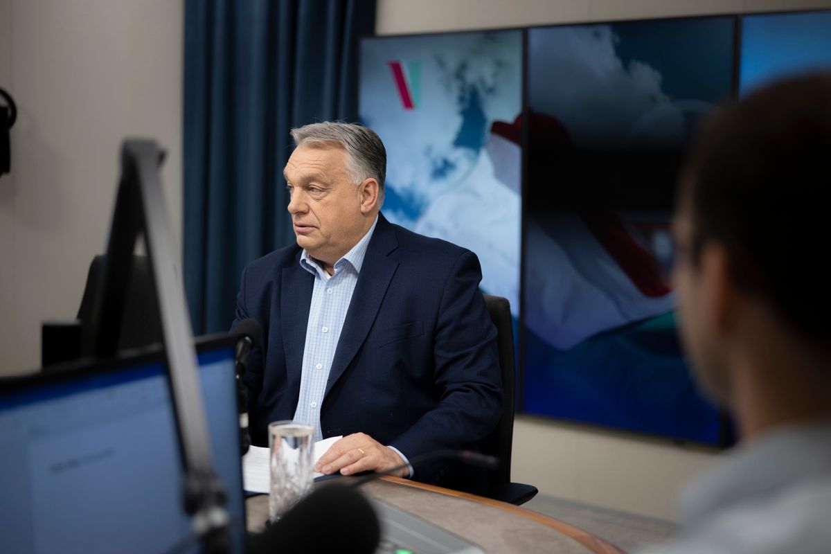 A Miniszterelnöki Kommunikációs Főosztály által közreadott képen Orbán Viktor miniszterelnök interjút ad a Kossuth rádió Jó reggelt, Magyarország! című műsorában a közmédia óbudai stúdiójában 2025. október 31-én (Fotó: MTI/Miniszterelnöki Kommunikációs Főosztály/Fischer Zoltán)