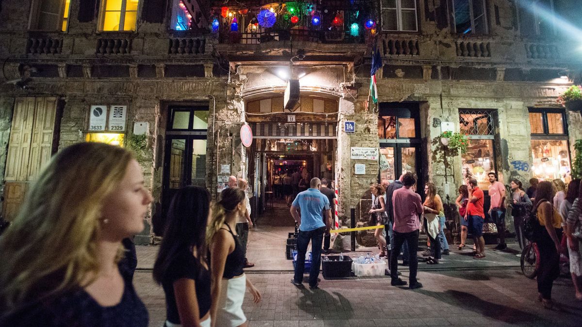 Budapest, 2017. augusztus 30.
A Szimpla romkocsma Budapest bulinegyedként ismert részén a Kazinczy utcában 2017. augusztus 29-én. A környéken lakók a hajnal négy óráig nyitva tartó vendéglátóhelyeken hangoskodók miatt panaszkodnak és várnak megoldást az önkormányzattól. A vendéglátósok a megélhetésüket féltik, ha esténként hamarabb kellene bezárniuk a szórakozóhelyeket. Lapértesülés szerint Vattamány Zsolt (FideszKDNP), Erzsébetváros polgármestere hamarosan a VII. kerületi képviselõ-testület rendkívüli ülése elé terjeszt egy átfogó rendeletmódosítási és intézkedési tervezetet.
MTI Fotó: Balogh Zoltán
A budapesti bulinegyed