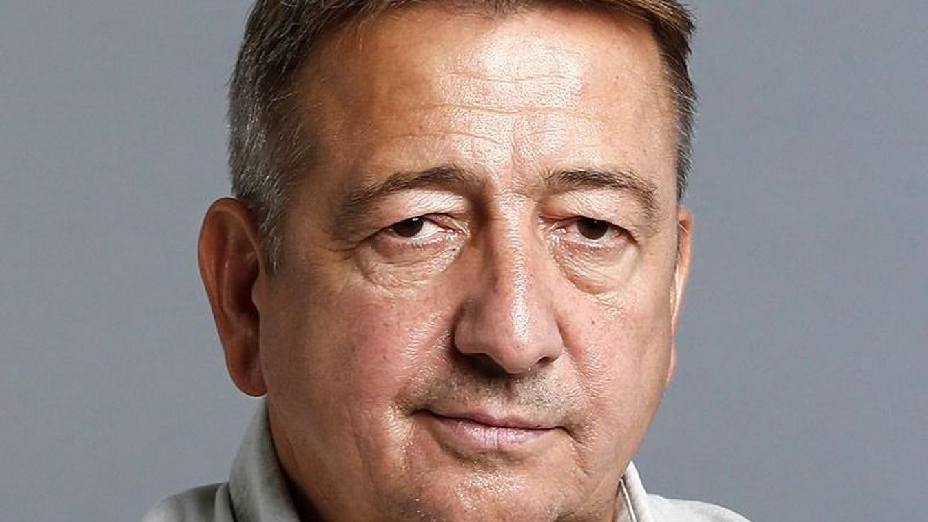 Lapunk publicistája, Bayer Zsolt kapta az év újságírója díjat a Mandiner Gálán