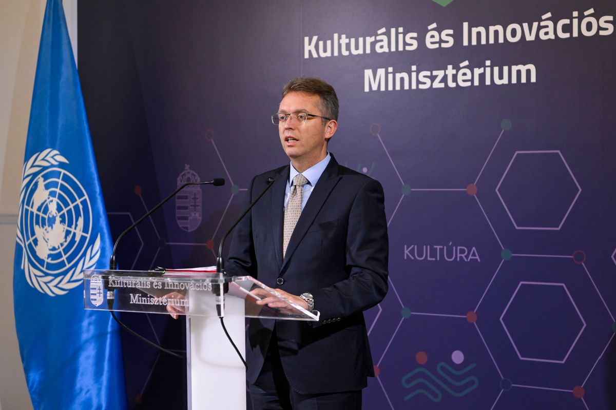 Budapest, 2025. november 13.
Hankó Balázs kulturális és innovációs miniszter a kőszegi ENSZ egyetemi intézet székhelymegállapodásának aláírását követően tartott sajtótájékoztatón a Kulturális és Innovációs Minisztériumban 2025. november 13-án. Az új kutatóközpontnak a Felsőbbfokú Tanulmányok Intézete ad majd otthont.
MTI/Purger Tamás