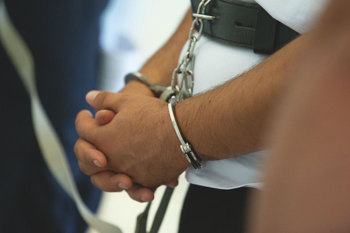 20250904 Kecskemét 
Meggyilkoltak egy 22 hónapos kislányt Miskén. 
A gyermek feltételezett gyilkosa, a nevelőapa már őrizetben van. A Kecskeméti Járásbíróság a 25 éves J. Dávid letartóztatásáról döntött. A férfit gyanúsítják a 22 hónapos, miskei K. Hanna meggyilkolásával. 

Fotó: Bús Csaba  BCS 
Petőfi Népe  PN 

A képen: bilincs 
megbilincselt kéz 
FIGYELEM!!!!! MEGJELENÉSKOR ARCOT KITAKARNI!!!