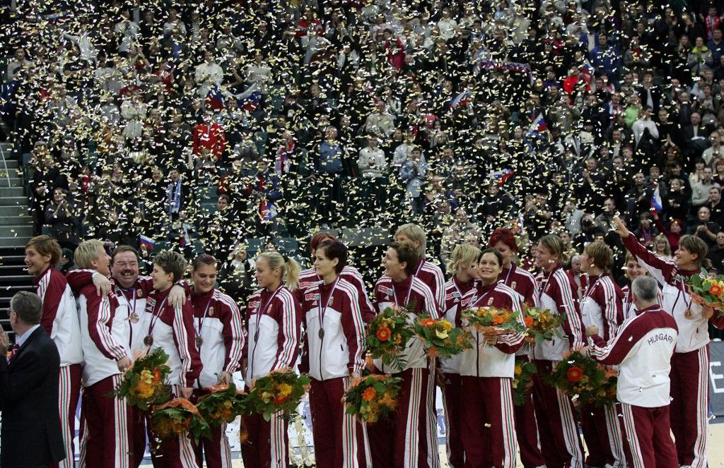 Hungary's players jubilate their bronze medals of the XVII Women's handball World Championship in St. Petersburg, 18 December 2005. Russia defeated Romania 28:23.   AFP PHOTO / MLADEN ANTONOV (Photo by MLADEN ANTONOV / AFP)