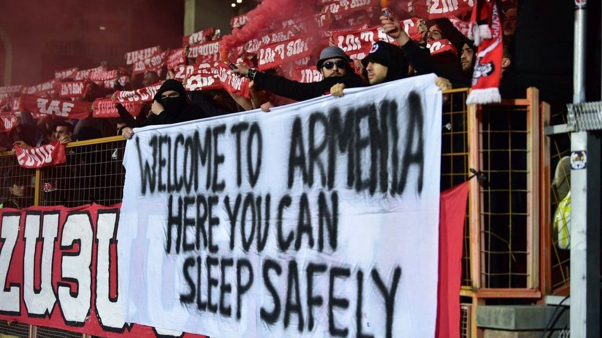 „Üdvözlünk Örményországban. Itt biztonságban alhattok” – üzenték az örmény szurkolók a magyaroknak Jerevánban. Javulnak a magyar–örmény kapcsolatok