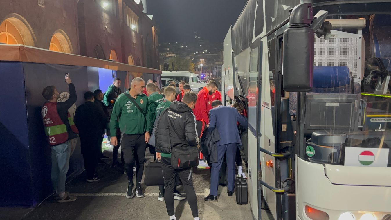 A magyar válogatott megérkezése a mérkőzés helyszínére, a Vazgen Szargszjan Köztársasági Stadionba