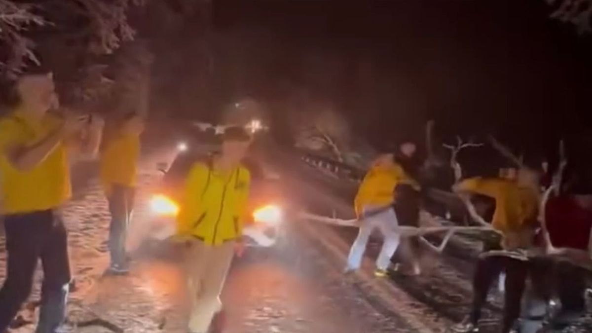 A hétvégi havazás a vízilabdásokat sem kímélte. A balatonfűzfői fiúk néhány perc alatt eltakarították az útból a akadályt.