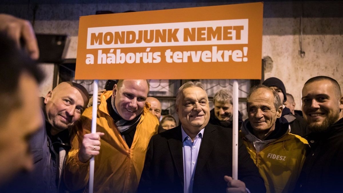 Mindenki Orbán Viktorral akart fotót: Vácrátóton folytatódott a háborúellenes aláírásgyűjtés