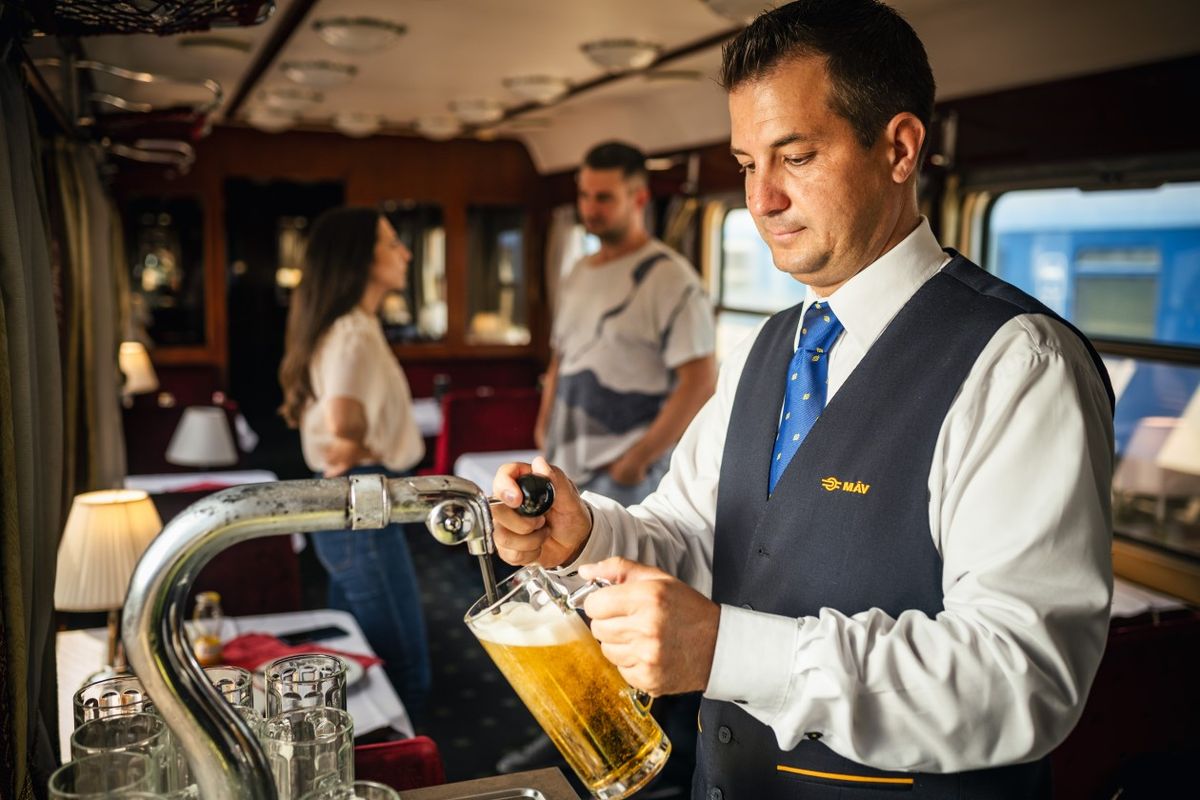 A MÁV étkezőkocsijaiban még csapolt sör is kapható (Forrás: MÁV)