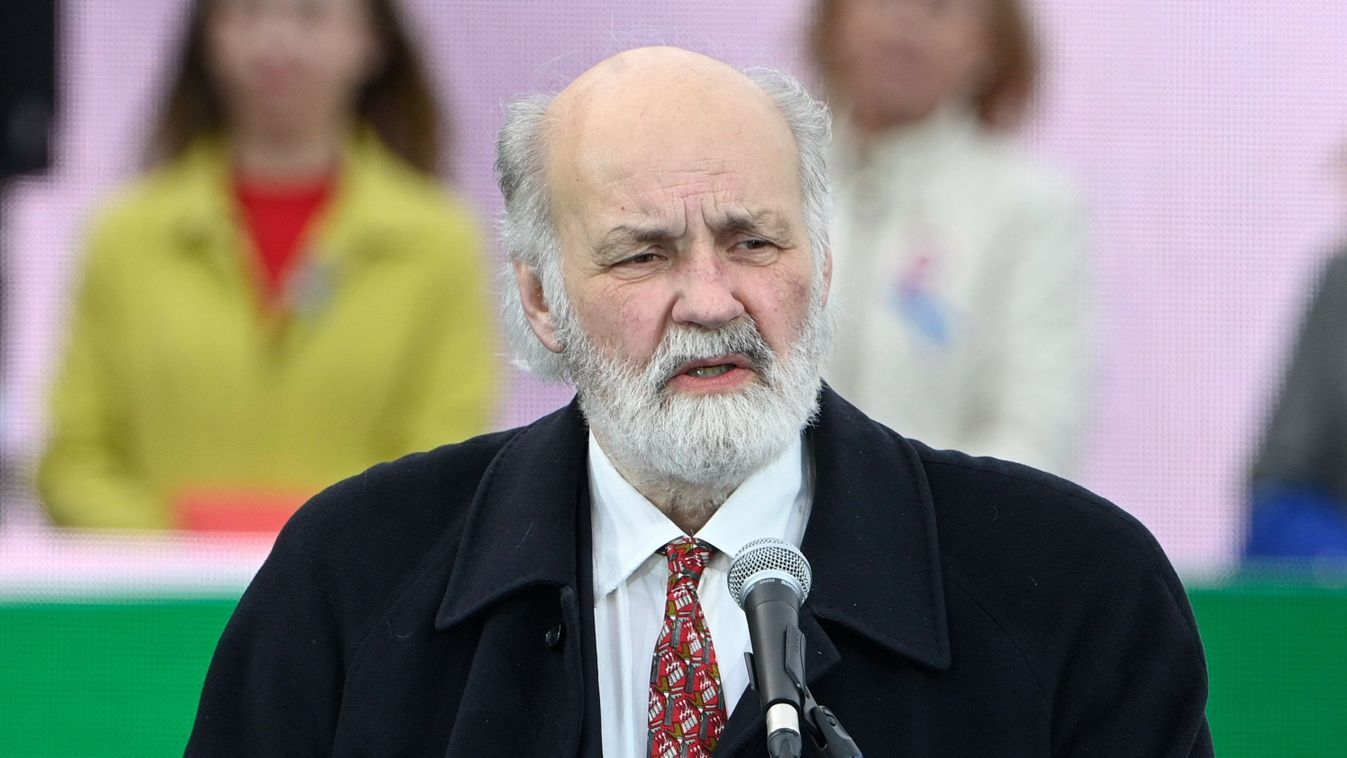 Budapest, 2022. március 15. Iványi Gábor lelkész, a Magyarországi Evangéliumi Testvérközösség alapítója beszédet mond az Egységben Magyarországért nagygyûlésén Budapesten, a Mûegyetem rakparton 2022. március 15-én. MTI/Szigetváry Zsolt Fotó: Szigetváry Zs