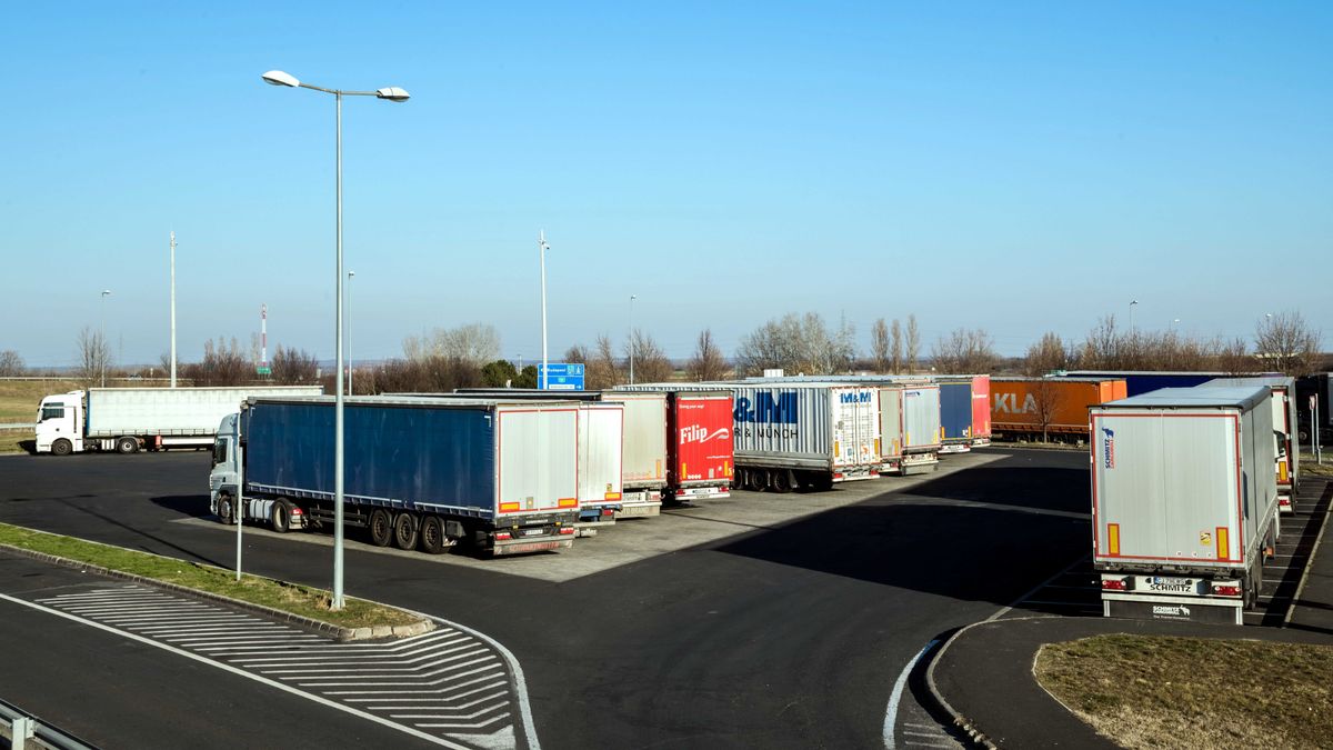 Még mindig tart a kamionosok demonstrációja a magyar-szerb határon, dugókra kell számítani
