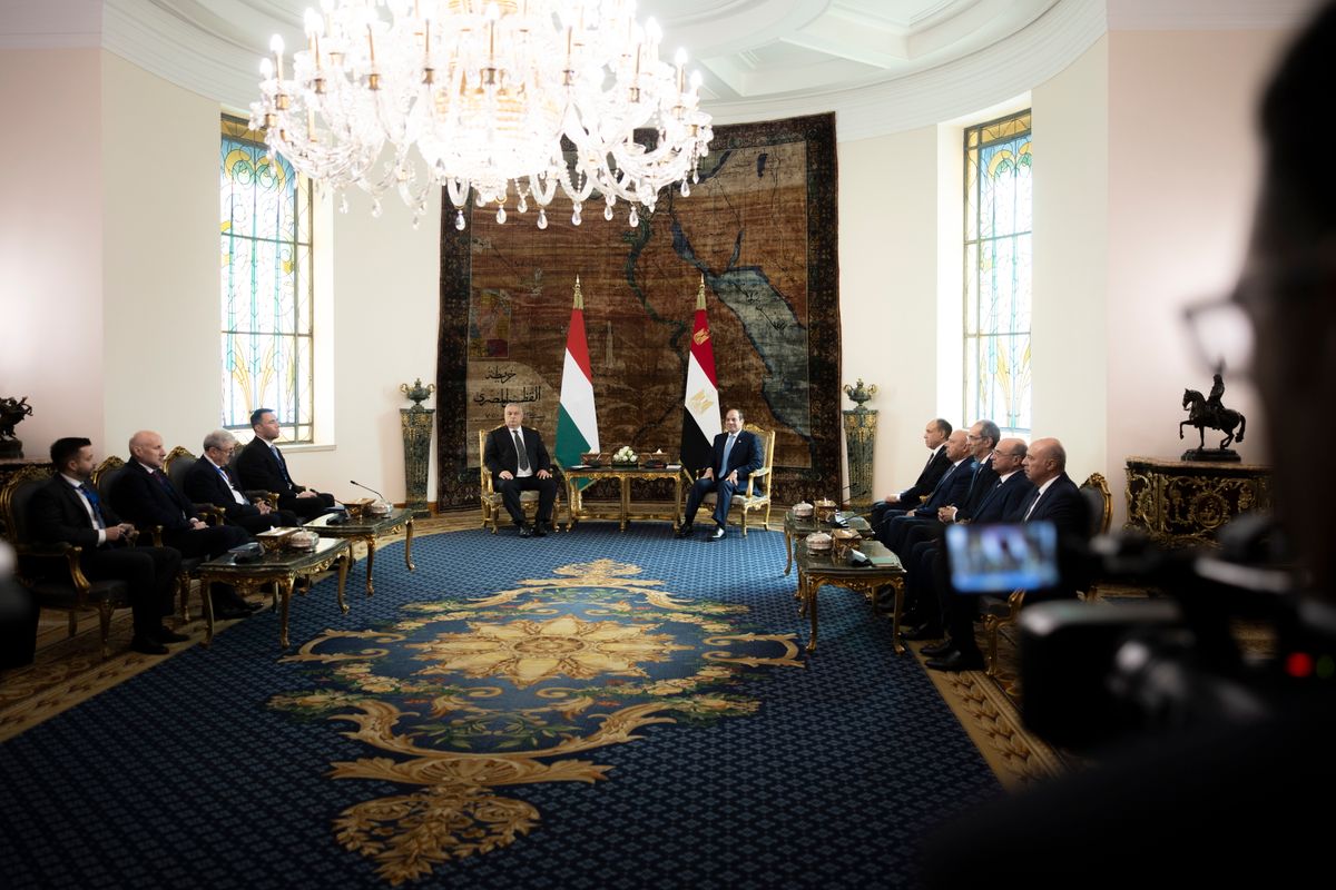 A Miniszterelnöki Kommunikációs Főosztály által közreadott képen Orbán Viktor miniszterelnököt (szemben, b) fogadja Abd el-Fattáh esz-Szíszi egyiptomi elnök (j) Kairóban 2025. november 2-án (Fotó: MTI/Miniszterelnöki Kommunikációs Főosztály/Fischer Zoltán)