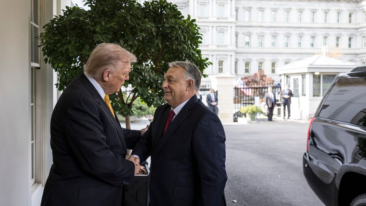 Washington, 2025. november 8.
A Miniszterelnöki Kommunikációs Főosztály által közreadott képen Donald Trump amerikai elnök (b) fogadja Orbán Viktor miniszterelnököt a washingtoni Fehér Házban 2025. november 7-én.
MTI/Miniszterelnöki Kommunikációs Főosztály/Kaiser Ákos