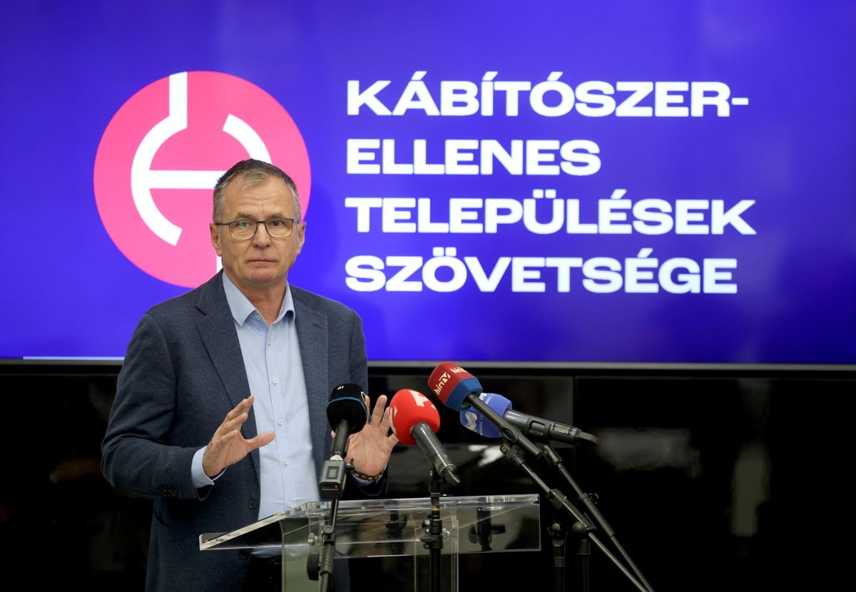 Miskolc, 2025. november 14.
Horváth László kábítószer-kereskedelem felszámolásáért felelős kormánybiztos a Kábítószer-ellenes Települések Szövetségének (KETESZ) megalakulásáról tartott sajtótájékoztatón Miskolcon 2025. november 14-én.
MTI/Vajda János