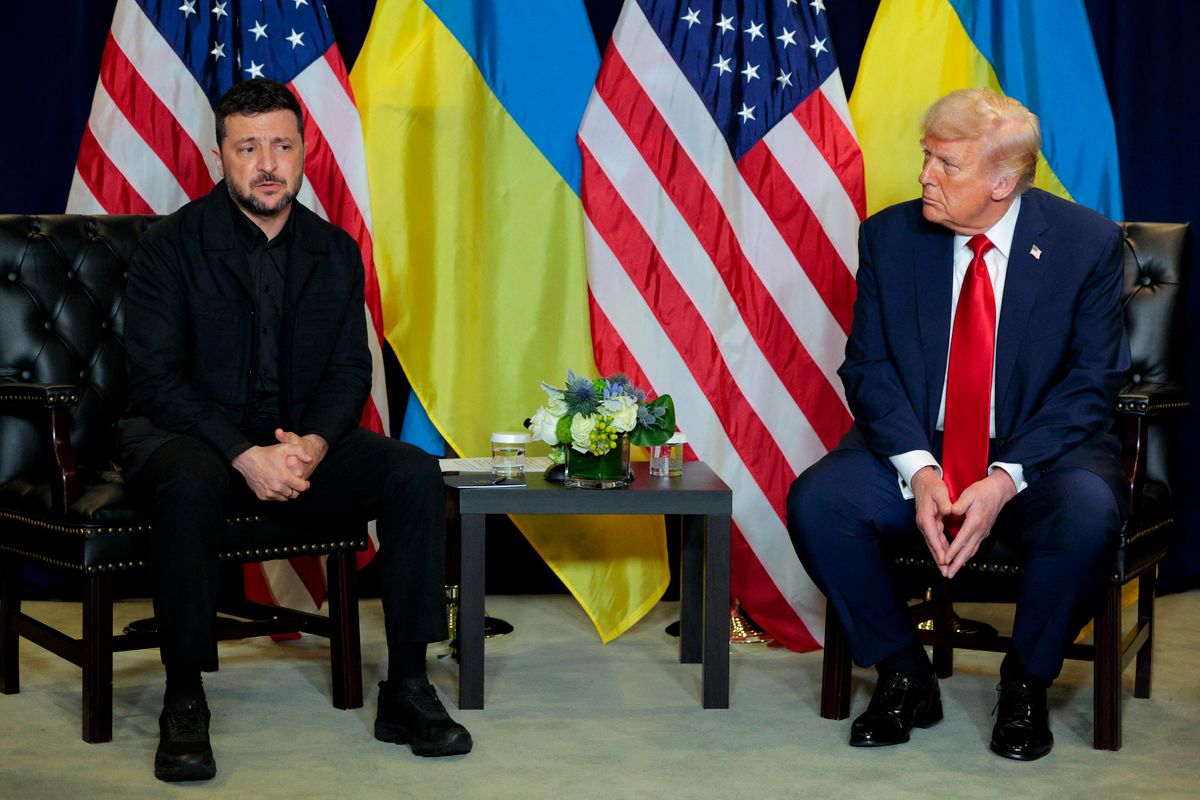 NEW YORK, NEW YORK - SEPTEMBER 23: President of Ukraine Volodymyr Zelensky (L) speaks during a bilateral meeting with U.S. President Donald Trump at the 80th session of the UNs General Assembly (UNGA) at the United Nations headquarters on September 23, 2025 in New York City. World leaders convened for the 80th Session of UNGA, with this years theme for the annual global meeting being Better together: 80 years and more for peace, development and human rights. Chip Somodevilla/Getty Images/AFP (Photo by CHIP SOMODEVILLA / GETTY IMAGES NORTH AMERICA / Getty Images via AFP) Zelenszkij a háláját hangsúlyozta az Egyesült Államok felé