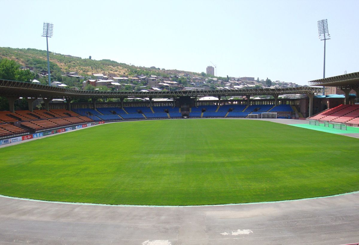 Az örmény válogatott kilencven éves, bár 1999-ben felújították, a szovjet kor jegyeit magán hordozza, Jereván így is büszke az építményre